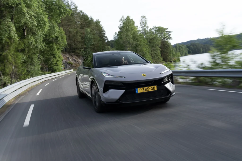 Lotus Eletre Hyper-SUV thuần điện